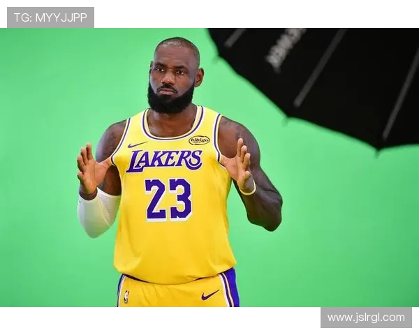 詹姆斯复出带领湖人大胜勇士，NBA赛季迎来精彩对决新篇章